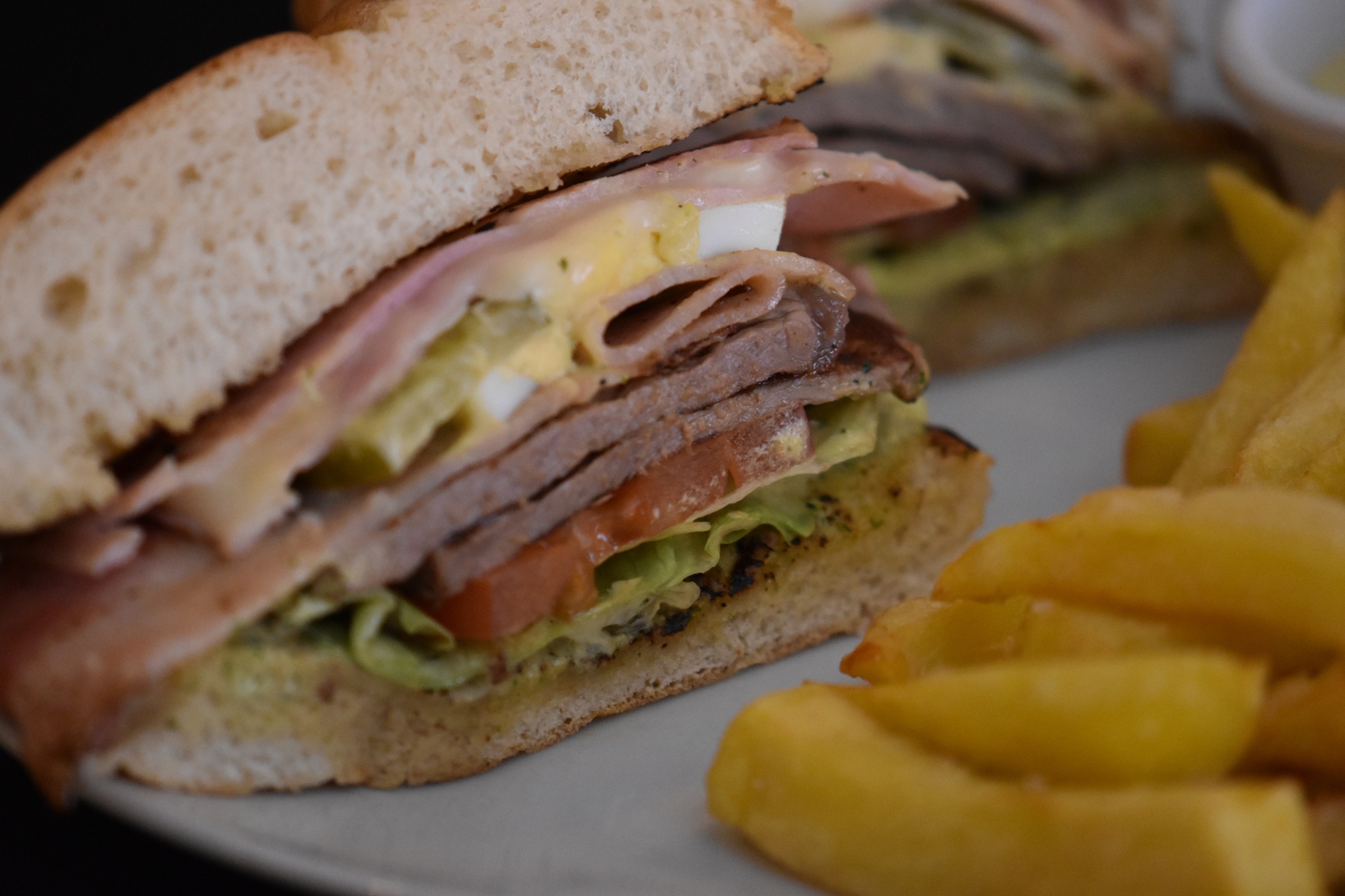 Chivito uruguayo